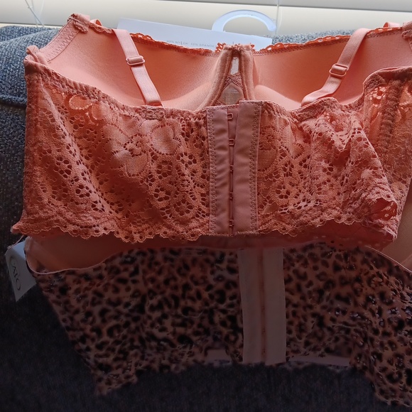 Bras - Picture 3 of 5